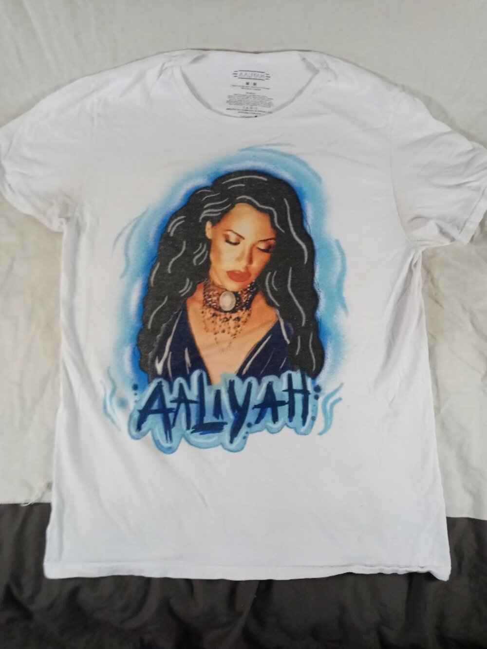 Aaliyah Beautiful Women Medium Graphic Design Short Sleeve T-Shirt in Great Cond